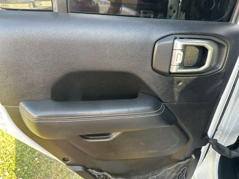 Used 2019 Jeep Wrangler Unlimited Sahara w/ Uconnect 4C Nav & Sound Group AWD/4WD image 25