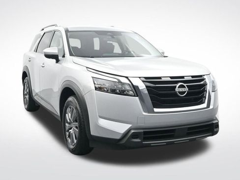 Used 2024 Nissan Pathfinder SV image 3
