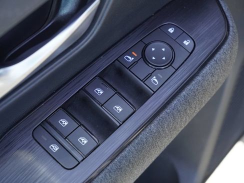 Used 2025 Nissan Kicks SV w/ Charging Package FWD image 9