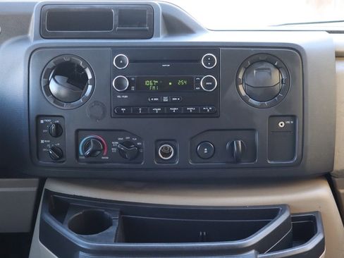 Used 2009 Ford E-350 and Econoline 350 Super Duty Wagon image 36