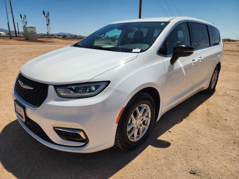 Used 2024 Chrysler Pacifica Touring-L FWD image 5