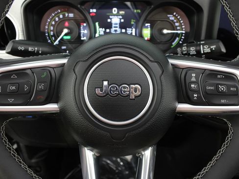 Used 2025 Jeep Wrangler Unlimited Sahara w/ Safety Group AWD/4WD image 12