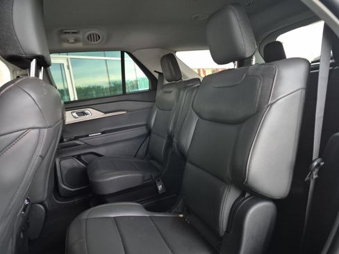 Used 2025 Ford Explorer Active w/ Active Comfort Package RWD image 9