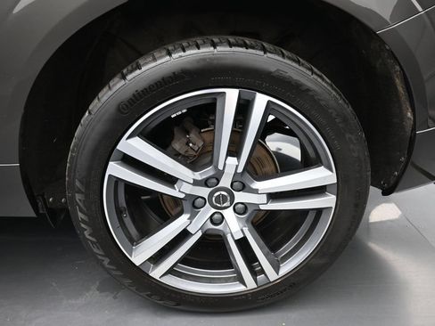 Used 2018 Volvo XC60 T5 Momentum w/ Vision Package AWD/4WD image 27