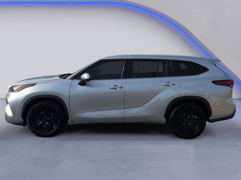 Used 2022 Toyota Highlander LE image 5