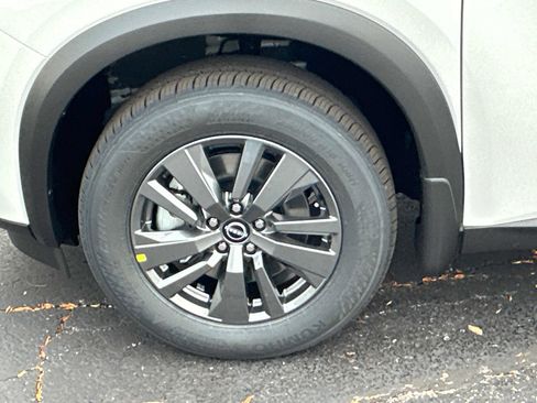 New 2025 Nissan Pathfinder SV image 12