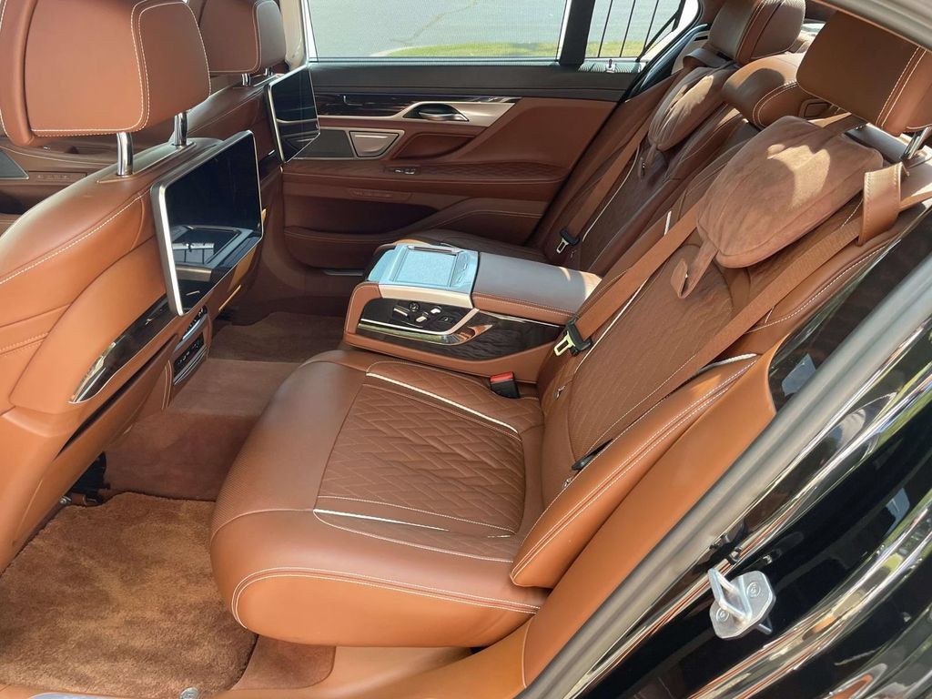 Used 2022 BMW ALPINA B7 xDrive w/ Luxury Rear Seating Package AWD/4WD image 8