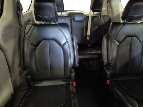 Used 2024 Chrysler Pacifica Touring-L FWD image 18