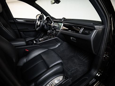 Certified 2023 Porsche Macan AWD/4WD image 28
