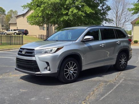 Used 2018 Toyota Highlander SE image 1