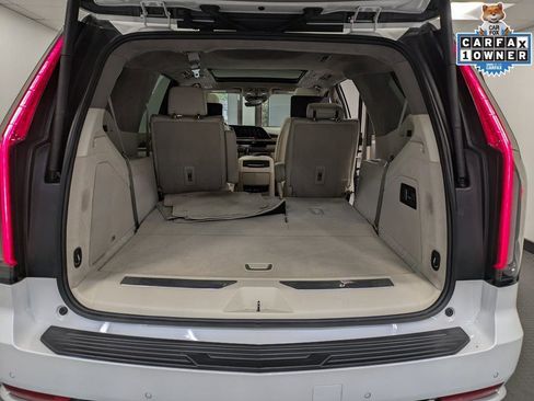 Used 2022 Cadillac Escalade Premium Luxury Platinum w/ Heavy-Duty Trailer Package AWD/4WD image 25