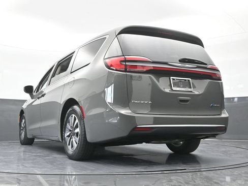 Used 2022 Chrysler Pacifica Touring-L FWD image 62