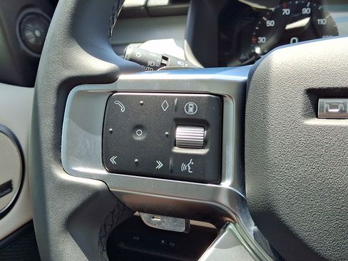 Used 2025 Land Rover Discovery Dynamic SE AWD/4WD image 21