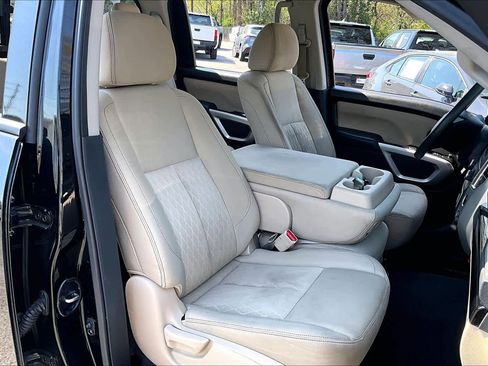 Used 2017 Nissan Titan SV image 9