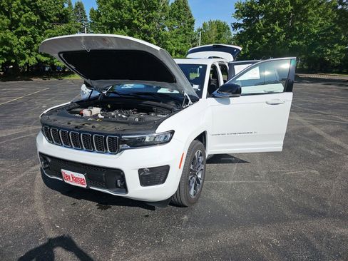 Used 2024 Jeep Grand Cherokee Overland w/ Luxury Tech Group IV AWD/4WD image 19