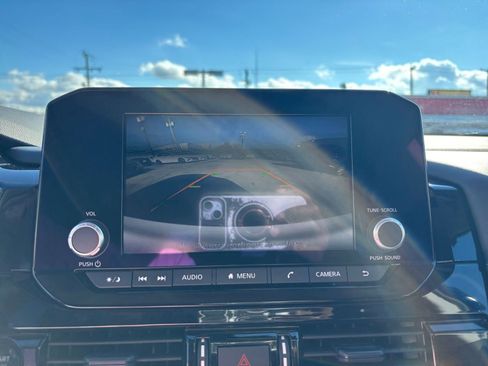 Used 2025 Nissan Pathfinder SV image 17