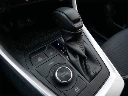 Used 2019 Toyota RAV4 LE image 22