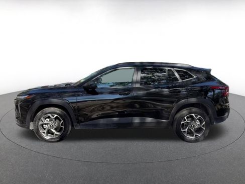 Used 2025 Chevrolet Trax LT w/ LT Convenience Package FWD image 11