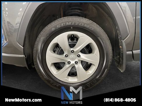 Used 2022 Toyota RAV4 LE AWD/4WD image 14
