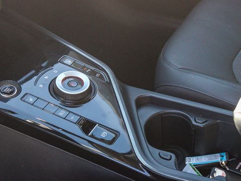 Used 2023 Kia Niro EX image 19