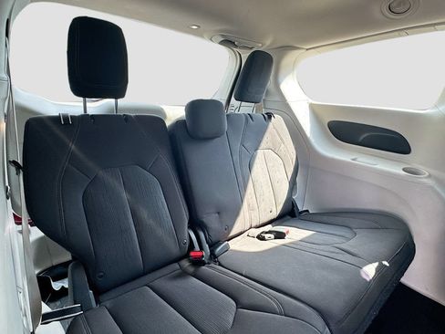 Used 2019 Chrysler Pacifica Touring Plus w/ Tire & Wheel Group FWD image 25