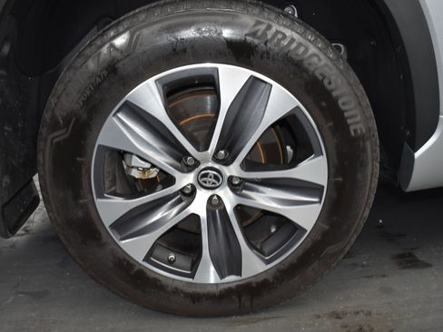 Used 2024 Toyota Highlander XLE image 9