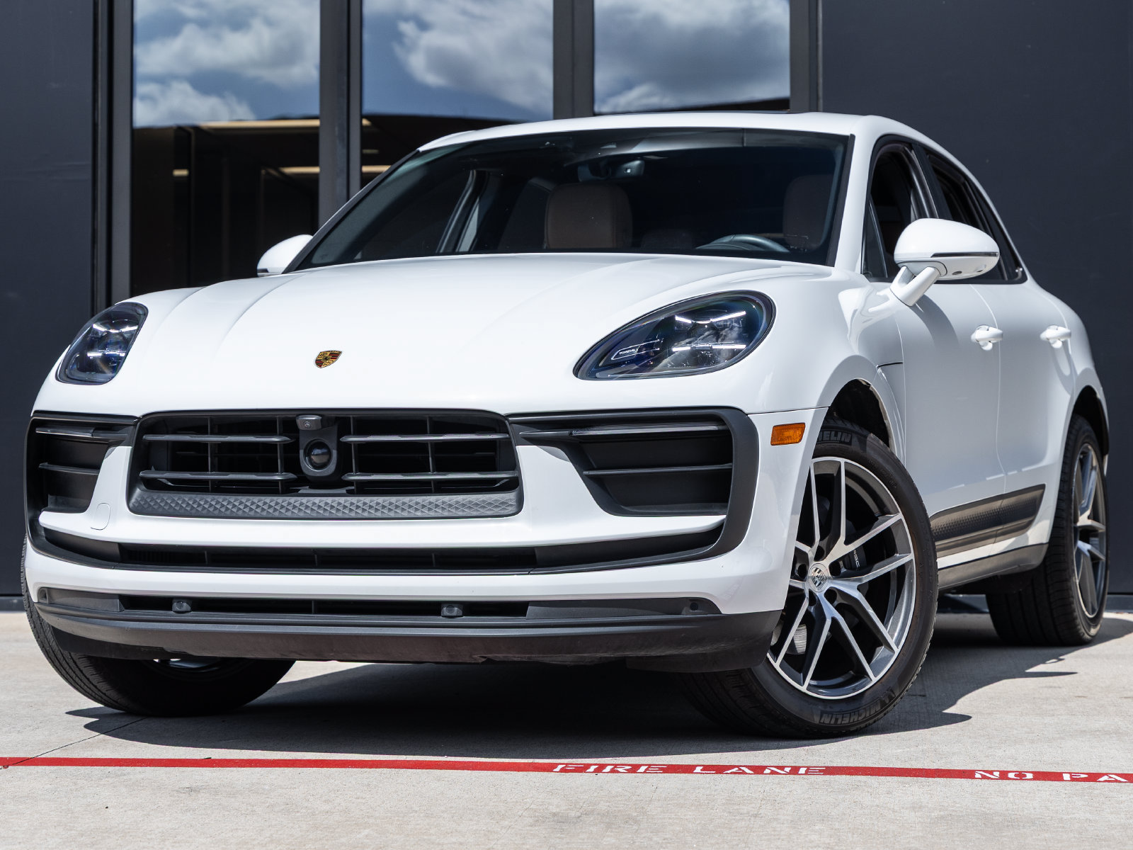 Certified 2024 Porsche Macan AWD/4WD image 1