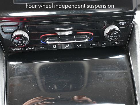 Used 2023 Jeep Grand Cherokee L Laredo image 17