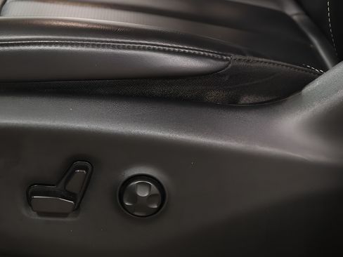 Used 2023 Chrysler Pacifica Touring-L FWD image 19