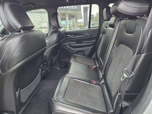 Used 2024 Jeep Grand Cherokee Altitude image 13