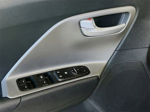 Used 2018 Kia Niro LX image 17