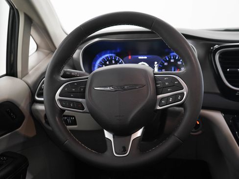 Used 2023 Chrysler Pacifica Touring-L FWD image 19