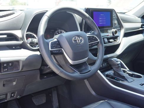 Used 2023 Toyota Highlander XLE FWD image 15
