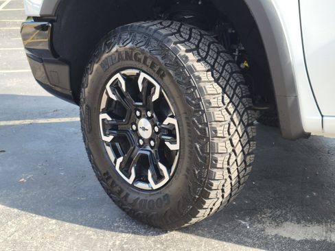 Used 2025 Chevrolet Silverado 1500 ZR2 image 32