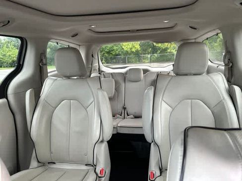 Used 2021 Chrysler Pacifica Limited FWD image 5