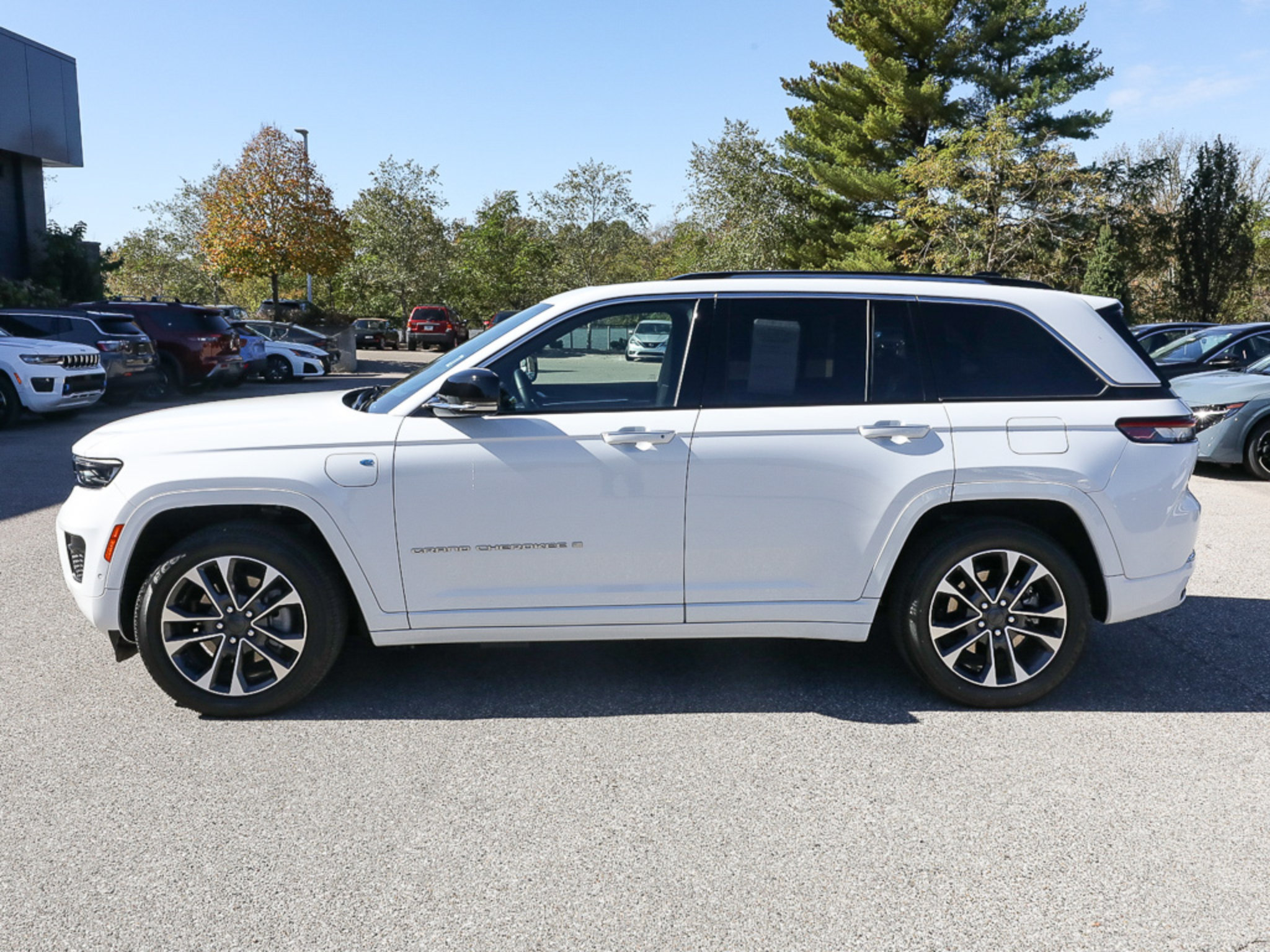 Used 2023 Jeep Grand Cherokee Overland w/ Advanced Protech Group III AWD/4WD image 2