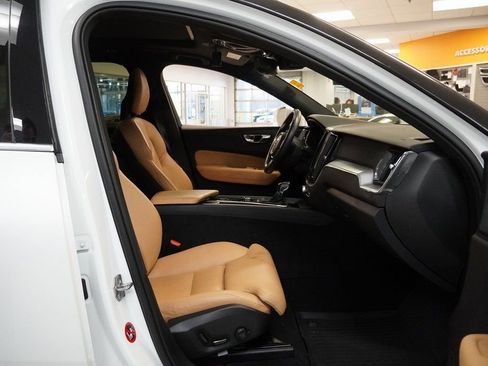 Used 2019 Volvo XC60 T5 Momentum w/ Multimedia Package image 28