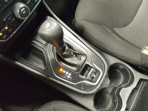 Used 2019 Jeep Cherokee Latitude w/ Popular Appearance Group FWD image 26