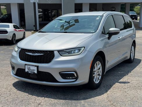 Used 2023 Chrysler Pacifica Touring-L FWD image 10