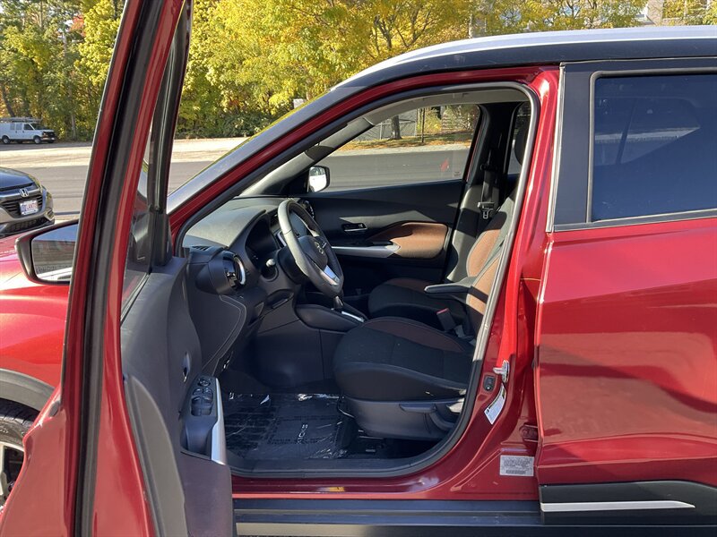 Used 2019 Nissan Kicks SR FWD image 16