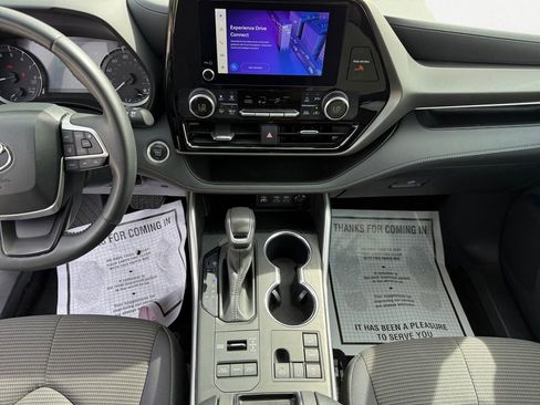 Used 2024 Toyota Highlander LE image 11