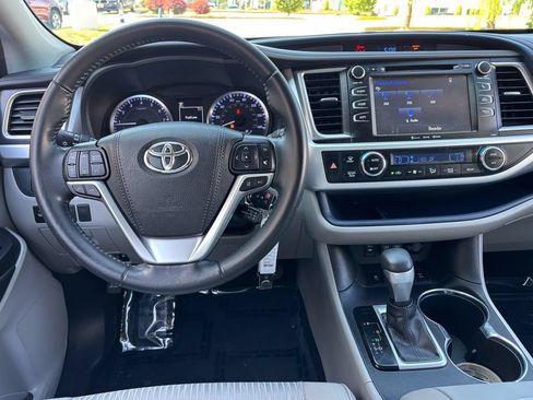 Used 2019 Toyota Highlander Plus AWD/4WD image 20