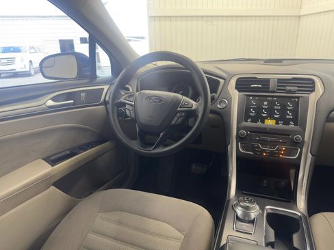 Used 2018 Ford Fusion SE w/ Fusion SE Technology Package image 15