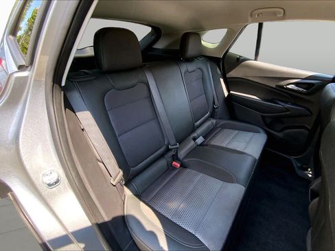 Used 2025 Chevrolet Trax LT FWD image 19