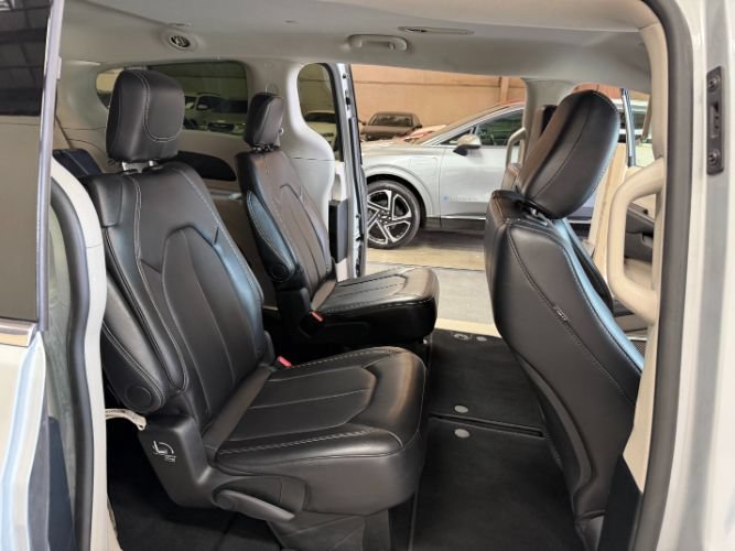 Used 2024 Chrysler Pacifica Touring-L FWD image 32