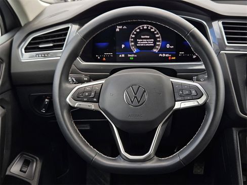 Used 2022 Volkswagen Tiguan SE image 17