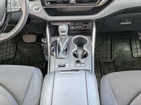 Used 2020 Toyota Highlander L FWD image 19