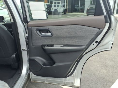 Used 2023 Nissan Rogue SV AWD/4WD image 12