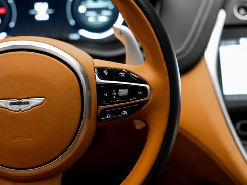 Used 2021 Aston Martin DBX image 43