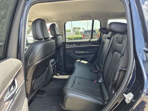 Used 2023 Jeep Grand Cherokee Limited AWD/4WD image 12